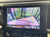 【バックカメラ】駐車時に後方がリアルタイム映像で確認できます。大型商業施設や立体駐車場での駐車時や、夜間のバック時に大活躍!運転スキルに関わらず、今や必須となった装備のひとつです!