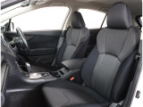 ゆったり座れて、長時間の運転も疲れにくいフロントシート!ホールド性も良く運転に集中できるシートです!!