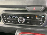 【オートエアコン】一度お好みの温度に設定すれば、車内の温度を検知し風量や温度を自動で調整。暑い&hellip;寒い&hellip;と何度もスイッチ操作をする必要はありません。快適な車内空間には必須の機能ですね♪