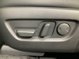 こちらのグレードは助手席にもパワーシートを装備しております!運転席同様お好みで調整が可能です!