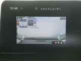 メーカーオプションの前後ドライブレコーダー付きです。