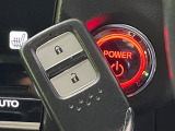 【Hondaスマートキー】カバンやポケットに入れたままでもドアの施錠・解錠が可能なスマートキーを装備。エンジンのオン・オフ時もカギを取り出す必要が無いからとっても便利です♪