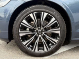 5マルチスポーク 8.0J&times;18インチ ダイヤモンドカット/ブラック 235/45R18サイズのミシュランを装着 ラグジュアリーな足元を演出します。