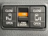 【両側パワースライドドア】スマートキーや運転席のスイッチで後席両側スライドドアの開閉が可能♪電動だから力を入れてドアを開ける必要が無く、小さなお子様でも簡単に開け閉めでき快適です♪