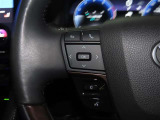 ステアリングスイッチ付きで、運転中に視線を前に向けたまま操作できます。