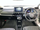 運転席周りのレイアウトをご覧ください。ナビゲーションが綺麗に装着されすっきり収まってますね!