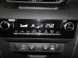 オートエアコンです。車内を設定温度に保ち、快適空間をキープします。