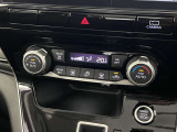 【オートエアコン】タッチパネル式オートエアコンで運転席周りの凹凸が少なくスッキリとしています。