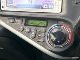 【オートエアコン】一度お好みの温度に設定すれば、車内の温度を検知し風量や温度を自動で調整。暑い&hellip;寒い&hellip;と何度もスイッチ操作をする必要はありません。快適な車内空間には必須の機能ですね♪