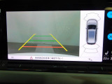 ギアをリバースに入れると車両後方の映像を映し出します。画面にはガイドラインが表示され、車庫入れや縦列駐車などの際に安全確認をサポートします。
