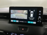 リバースギアに入れるだけで後方の表示へ切り替わります。夜間や雨の日の駐車も楽になりますよ。