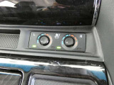 運転席・助手席は、ヒーター&ベンチレーション付シートです。暑い時期も寒い冬も快適に過ごせるうれしい装備です。