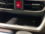 手の届くところにスマートフォンが置けるインパネセンタートレイ (メーカーオプションのワイヤレス充電機能付き)