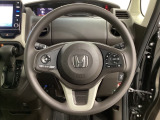 ハンドルにHondaセンシング系のクルーズコントロールやレーンキープアシストなどのスイッチと、オーディオの操作スイッチが装備されています。ハンドルから手を離さず安全に操作できます。