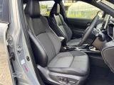 ホールド性の高いスポーティシートは長時間の運転でも疲れにくく、運転席シートは8ウェイパワーシートを装備。目立つ汚れは見当たりません。