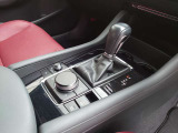 【オートブレーキホールド】停車中にブレーキペダルから足を放しても、ブレーキを自動的に制御して、車両の停車状態を保持する機能です。信号待ちなどの停車時に運転者の負担を軽減します。