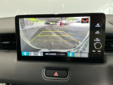 【バックカメラ】運転が苦手な方も車庫入れラクラクです!ギアをリバースに入れれば自動的に切り換わりますので、面倒な操作は不要です♪狭い駐車場もお車を傷つけず安心ですね!
