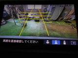 バックカメラの画像です。ガイドラインがスムースな車庫入れをサポートいたします。車庫入れの安心感がアップしますね。
