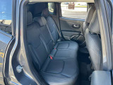 【リアシート】屋根までの高さがある車のため、大人の方でも圧迫感が少なく乗車出来ます。足元は広く取られているため、ゆったりとお乗り頂けます。