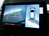 【全周囲モニター】車を上空から見下ろしたような映像をカーナビ画面に映し出し、車庫入れや縦列駐車をサポートしてくれます。