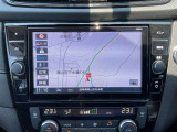 日産純正9インチメモリーナビ装備。NissanConnectマイカーアプリ対応、オペレーター通話や音声対話検索にも対応、HDMI入力やBL再生など多彩なメディア対応に加え、初回車検まで3回地図更新が無料です。