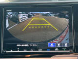 【バックモニター】後方の障害物や歩行者を確認できるバックモニター。狭い駐車場や混雑した場所でも安心して車を操作できます。