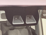 走行中に前方の車両と歩行者を認識し、衝突の危険性があると判断した場合にドライバーへ注意喚起。さらに危険性が高まった場合には緊急ブレーキで減速、衝突の回避や、衝突時の被害軽減に寄与します。