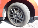 専用ブラック塗装15インチアルミホイールです!タイヤの状態・残り溝もバッチリ!お乗り出し後も安心のパンク保証がおススメです!知識と技術豊富な当店のベテランスタッフがお客様を全力でサポートいたします!