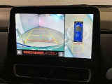 【パノラミックビューモニター】映像で、見づらい車両周辺の確認をアシスト。クルマを真上から見ているような映像を表示。 運転席から確認しにくい車両周囲の状況を把握。