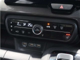 【オートエアコン】温度を設定すれば自動で快適な車内温度を保ちます。エアコン内部の高性能脱臭フィルターで車内のアレルゲンや花粉を除去。