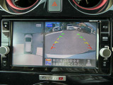 ギアを『R』に入れるとナビ画面に、まるで雲の上から覗いているような映像が映り、駐車をサポートしてくれます。