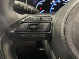 ステアリングスイッチ付きで、運転中に視線を前に向けたまま操作できます。