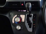 車内を快適に、オートエアコンを装備しています。