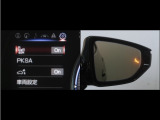 隣車線を走る車両をレーダーで検知し、ドアミラーでは確認しにくい後側方エリアに存在する車両に加え、急接近してくる車両も検知します。車両を検知するとドアミラーに搭載されたLEDインジケーターが点灯します。