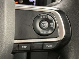 前方の車との車間を設定し、スピードを上げたり緩めたりを自動で行ってくれる追尾式の「レーダークルーズ」。上級装備の一つです!高級車にしかつかない嬉しい機能です。