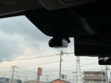 日産純正ドライブレコーダーです。前方向けとルームミラーから車室内後方を撮影します。