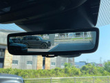 車体に装備したカメラによる後方映像が、ルームミラーに映し出されます。後席に人が座っていても、ラゲッジスペースに荷物を満載していても、車両後方の様子をはっきりと確認できます。
