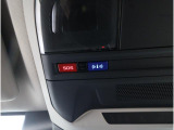 専用ボタンでコールセンターへ接続。状況に応じて緊急車両の要請やロードサービスの取次ぎを行います。重大事故の際は自動的にコールセンターにつながり、緊急車両やドクターヘリを要請します。(要申込)