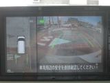 アラウンドビューモニター(車両を上から見たように表示)装着で車庫入れをサポート