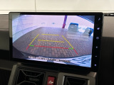 リバースギアに入れるだけで後方の表示へ切り替わります。夜間や雨の日の駐車も楽になりますよ。