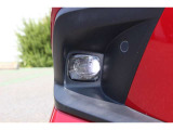 LEDフォグライト 悪天候で前方や路肩が見えづらい時などに、クルマに近いところを左右に広く照らすLEDフォグライト。