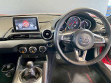 【運転席インテリアデザイン】左右対称のインテリアデザインでドライバーを包み込み運転に集中できるように設計されています。