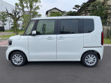 乗り降りのイメージが湧く左側面。ドア面の通りやスライド有無、小キズの出やすい部分も確認◎。