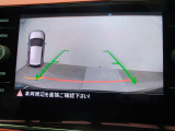 ギアをリバースに入れると車両後方の映像を映し出します。画面にはガイドラインが表示され、車庫入れや縦列駐車などの際に安全確認をサポートします。
