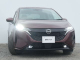 アダプティブLEDヘッドライト。フロントカメラで前方の状況を検知し対向車や先行車に眩しい思いをさせることなく必要なところだけを遠くまで照射します。