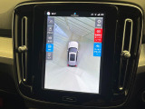 【360&deg;ビューカメラ】4台の高解像度カメラで360度の鳥瞰図を表示。隣の車や壁、死角にある障害物などを画面で確認できるため、狭いスペースでの駐車・出入りも安心です。