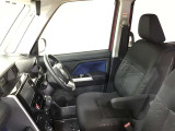 高いホールド性で運転姿勢が安定します。長距離ドライブでも疲れにくいのが魅力です。快適なドライビングライフをお送りください♪
