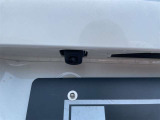 【バックカメラ】後退時に車両後方の映像をモニターに映す機能。目視できない死角を確認でき、衝突事故を防ぎます。駐車が苦手な方だけでなく全てのドライバーに必須の安全装備です。