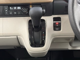 CVT車のセレクトレバーです。低速から高速まで、変速ショックのないスムーズな走りと、エンジン効率のよい領域を維持して燃費にも貢献します。サイドブレーキはスイッチ操作の電子制御パーキングブレーキ。