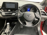 高いホールド性で運転姿勢が安定します。長距離ドライブでも疲れにくいのが魅力です。快適なドライビングライフをお送りください♪